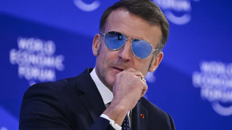 Emmanuel Macron poartă ochelari de aviator din motive medicale.