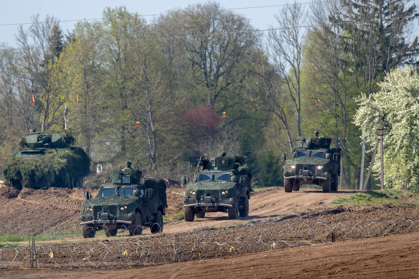 Vehicule militare în exercițiu în apropierea Coridorului Suwalki.