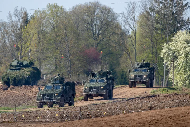 Vehicule militare în exercițiu în apropierea Coridorului Suwalki.