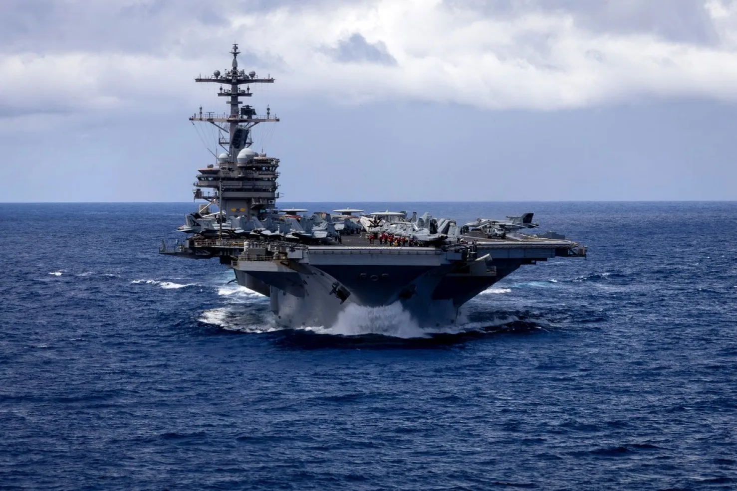Portavionul USS George H.W. Bush navighează pe oceanul Indian.