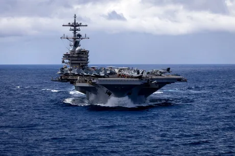 Portavionul USS George H.W. Bush navighează pe oceanul Indian.