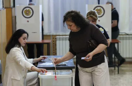O femeie votează în timpul alegerilor legislative din Armenia.