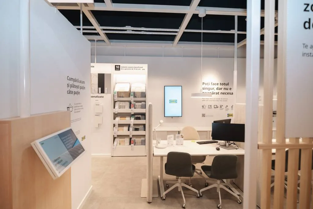 Interiorul studioului IKEA din Brașov, cu zone de planificare și consultanță.