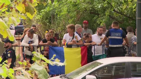 Susținători ai lui Călin Georgescu la sediul DIICOT din București.