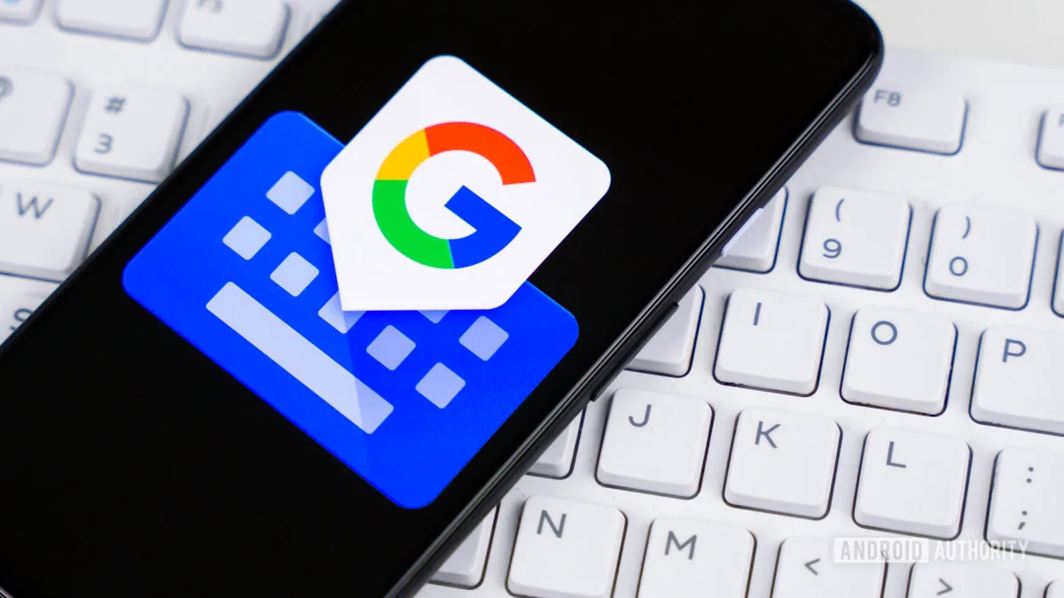 Noua funcție Gboard permite inserarea rapidă de emoji și contacte.