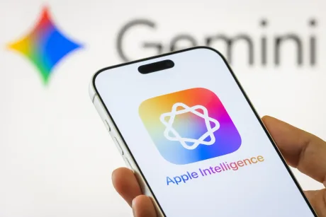Un iPhone cu aplicația Gemini deschisă pe ecran.