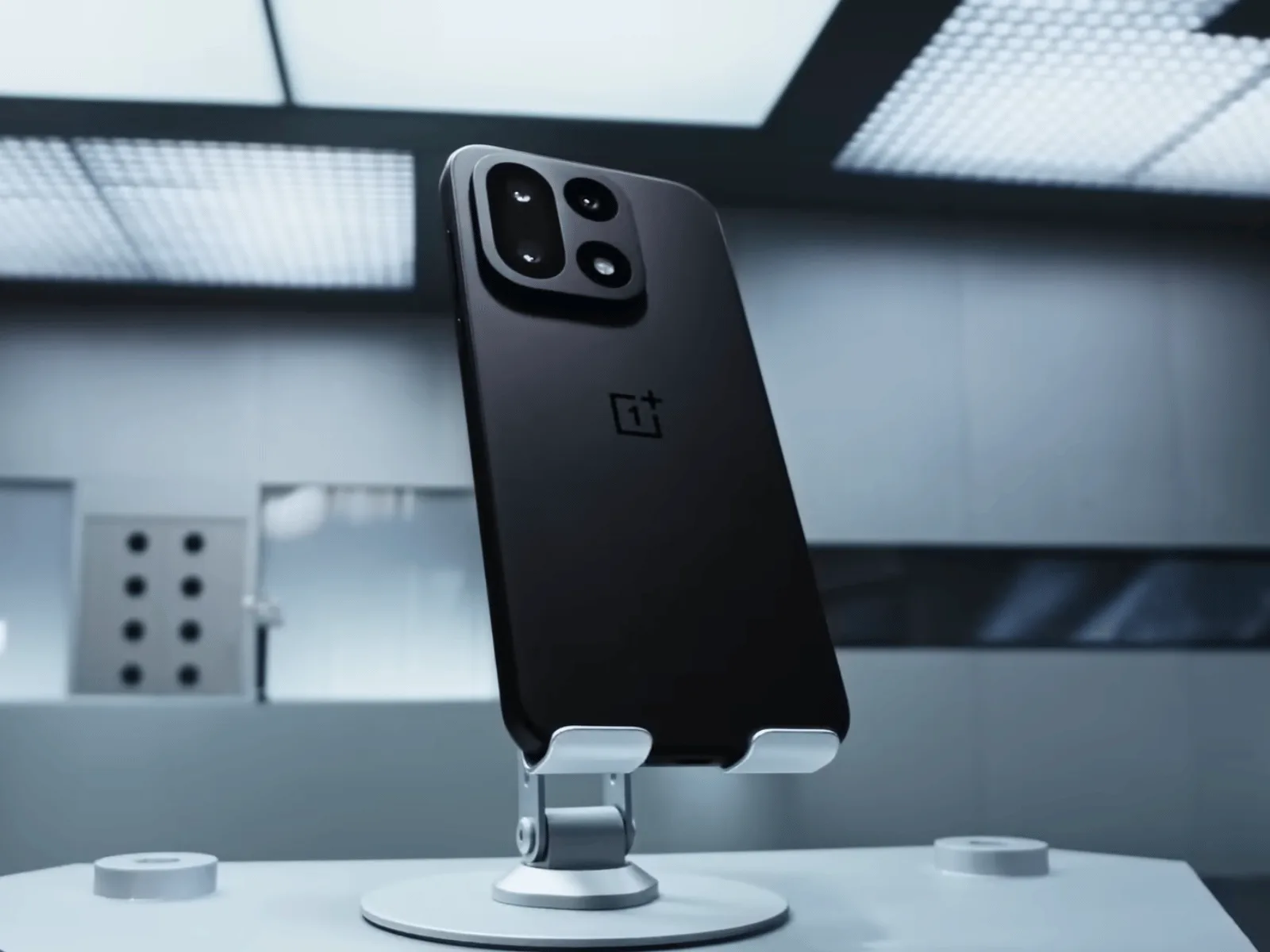 OnePlus 16 va avea un design similar cu modelul anterior.