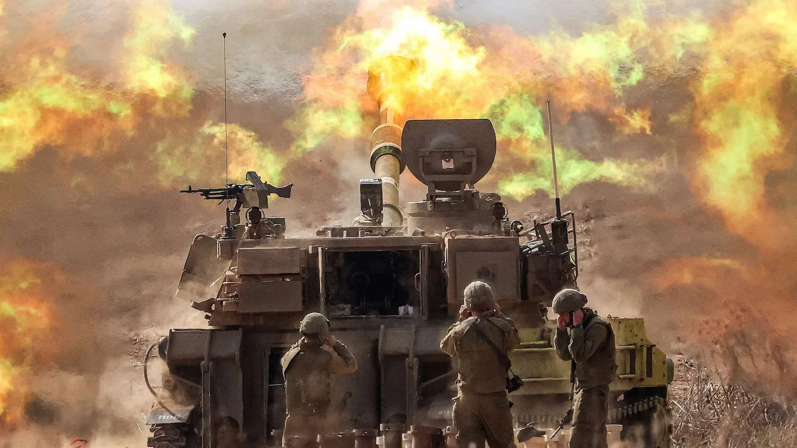 Soldați israelieni operând un vehicul militar în timpul conflictului.