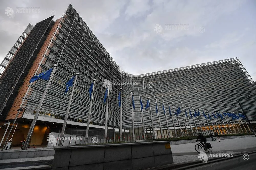 Clădirea Comisiei Europene cu steaguri, simbolizând cooperarea internațională.