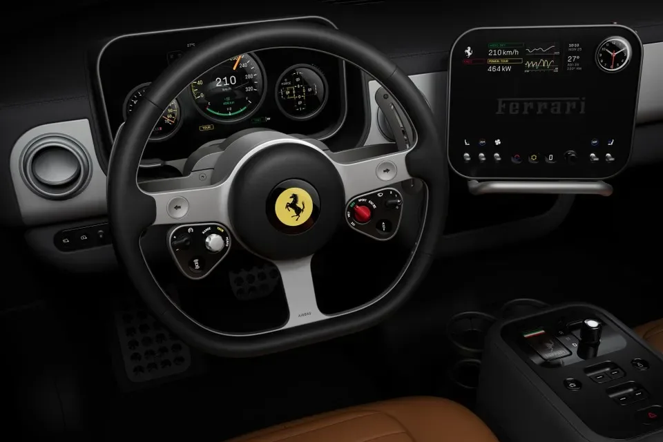Interiorul elegant al Ferrari Luce, cu detalii din sticlă și comenzi fizice.