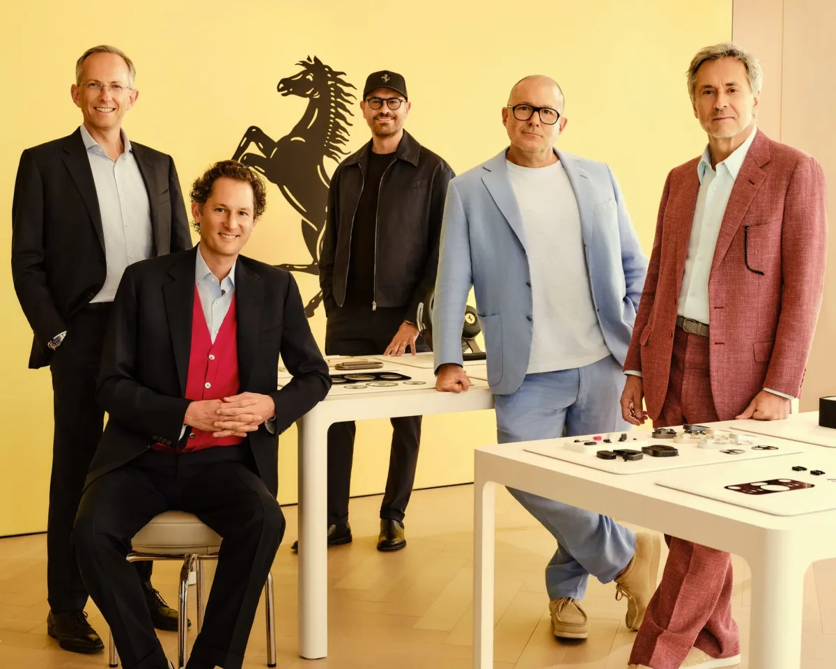 Echipa LoveFrom și Ferrari discutând designul interior al modelului Luce.