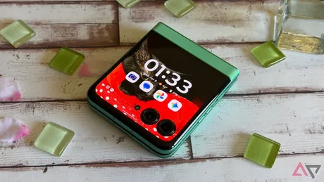 Un telefon Motorola cu interfața Daily Drop și aplicația Google Photos deschisă.