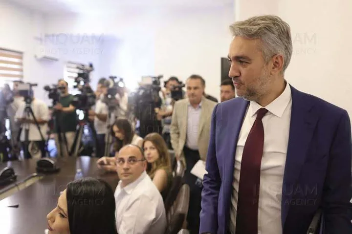 Reprezentanți ANRE discutând despre controalele la operatorii de distribuție.