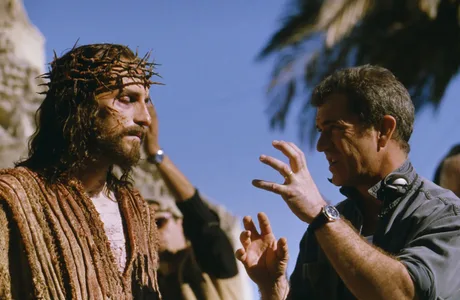 Mel Gibson discutând cu Jim Caviezel pe platourile de filmare.