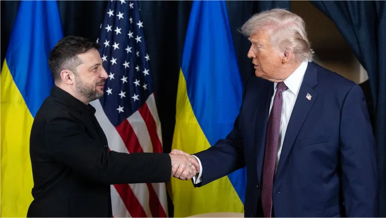 Donald Trump și Volodimir Zelenski strâng mâinile într-o întâlnire oficială.