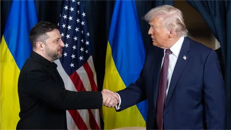Donald Trump și Volodimir Zelenski strâng mâinile într-o întâlnire oficială.