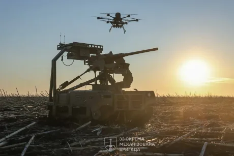 Drone ucrainene zburând în apropierea unui peisaj rural la apus.