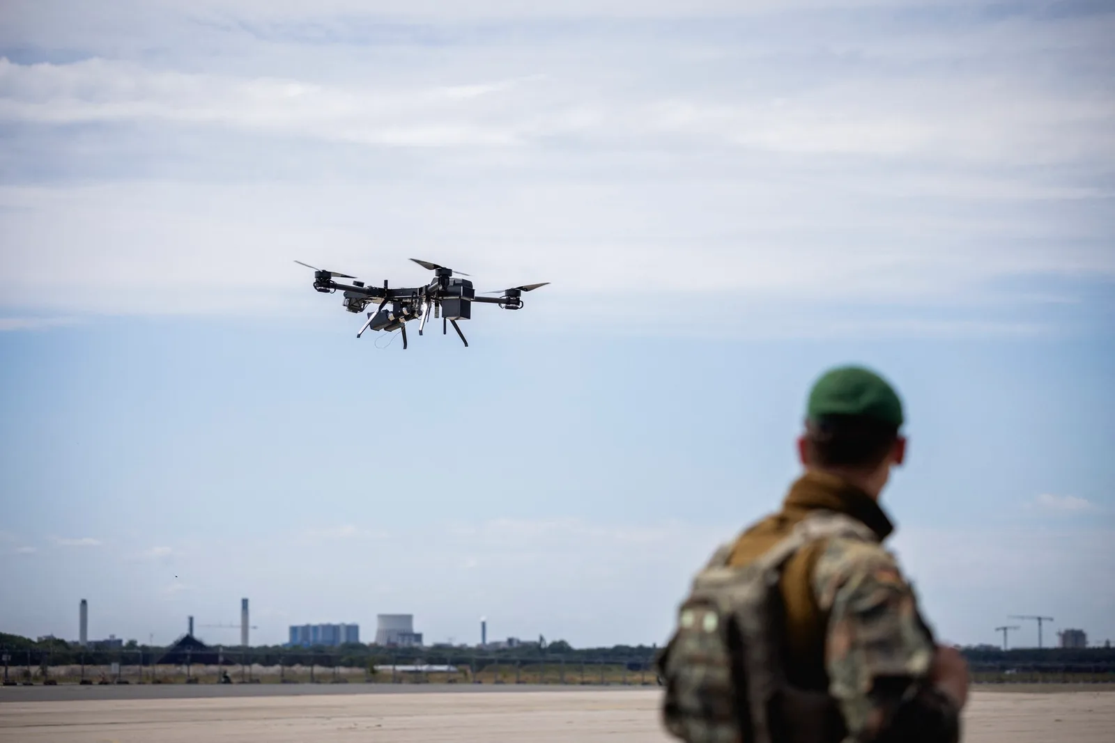 Drone în acțiune, monitorizând spațiul aerian pentru amenințări.