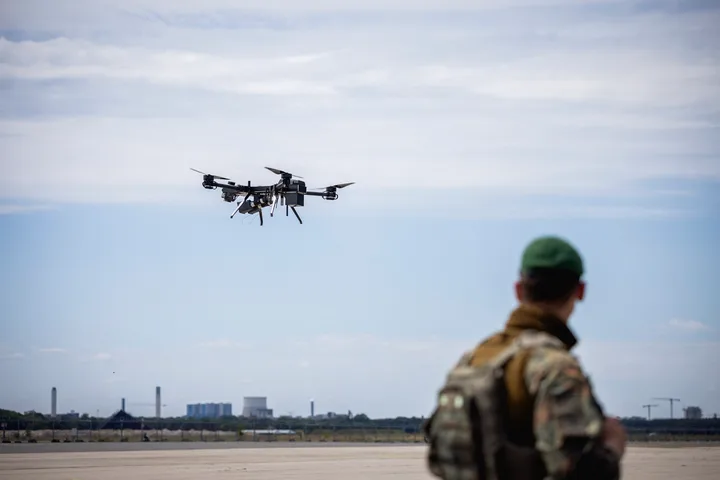 Drone în acțiune, monitorizând spațiul aerian pentru amenințări.