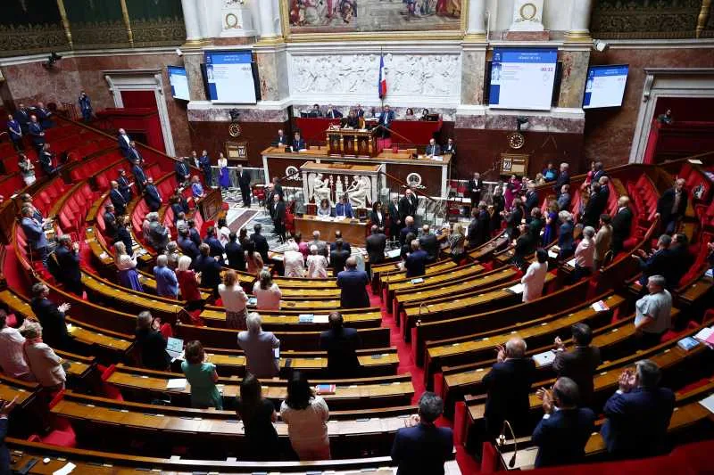 Parlamentul Franței adoptă o lege pentru protecția minorilor online.