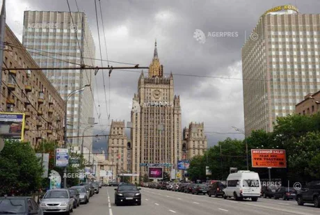 Clădiri moderne și istorice în centrul Moscovei, sub un cer înnorat.