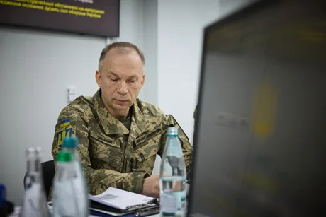 Comandantul ucrainean discutând despre avantajul dronelor FPV în război.