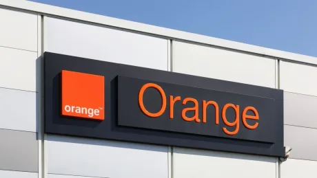 Logo-ul Orange pe un fundal modern, simbolizând inovația în telecomunicații.