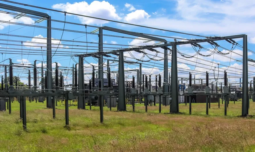 Rețea electrică în aer liber, cu stâlpi și echipamente de distribuție.