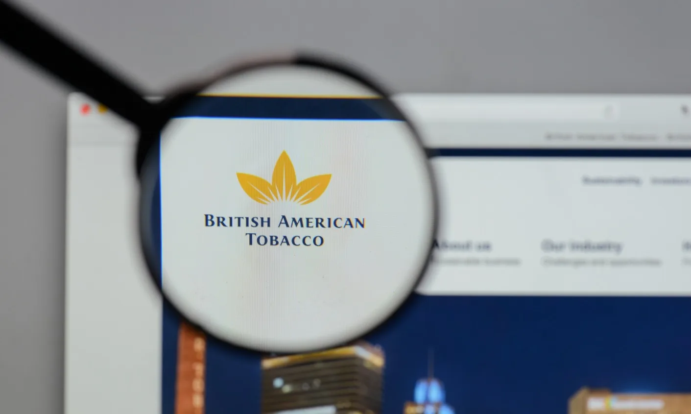 Logo-ul British American Tobacco vizibil printr-o lupă.