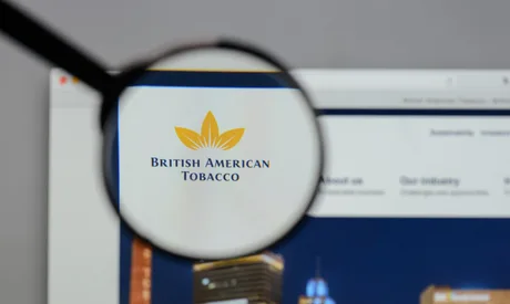 Logo-ul British American Tobacco vizibil printr-o lupă.