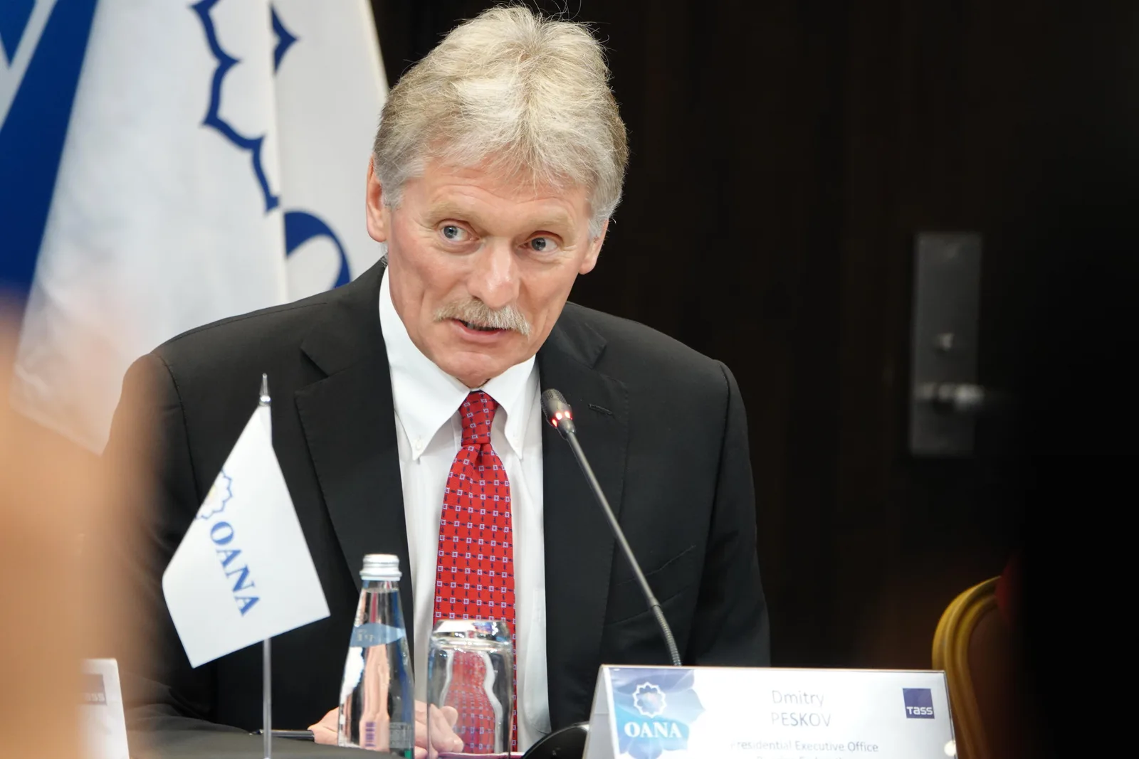 Dmitri Peskov discutând despre propunerea lui Putin pentru Consiliul pentru Pace.