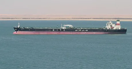 Nava de marfă navigând prin apele Strâmtorii Ormuz, o rută esențială pentru comerțul global.