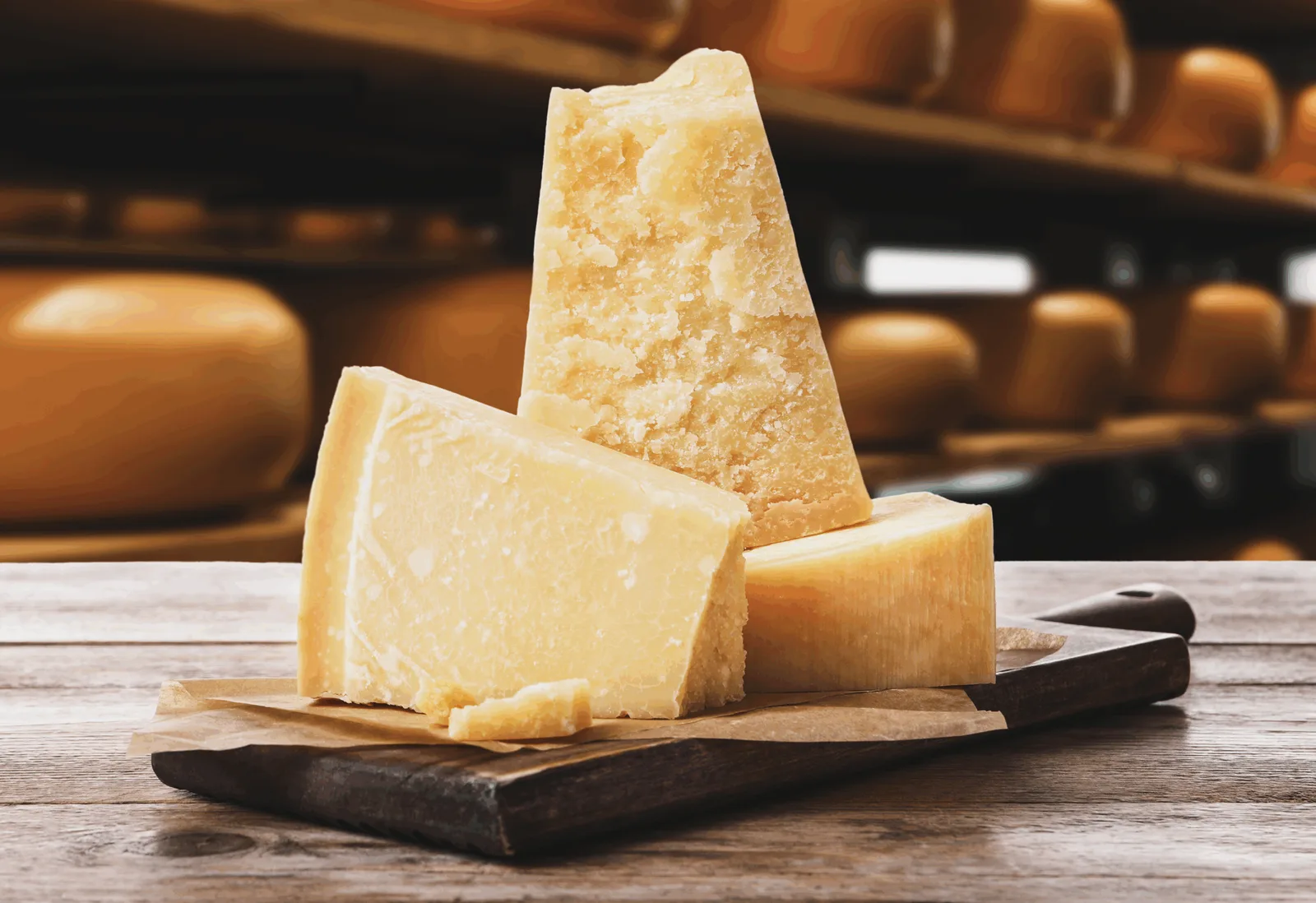 Brânză Parmigiano Reggiano pe un fundal de lemn, simbol al tradiției italiene.