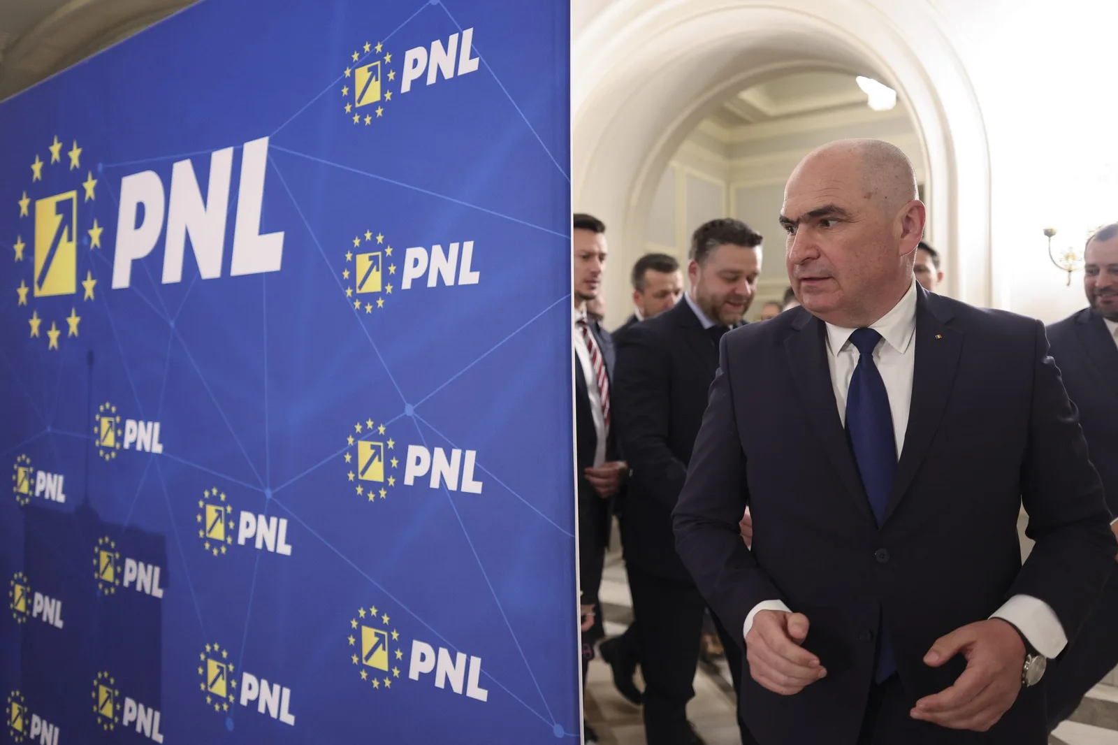 Reprezentanți PNL la un eveniment, discutând despre viitorul partidului.