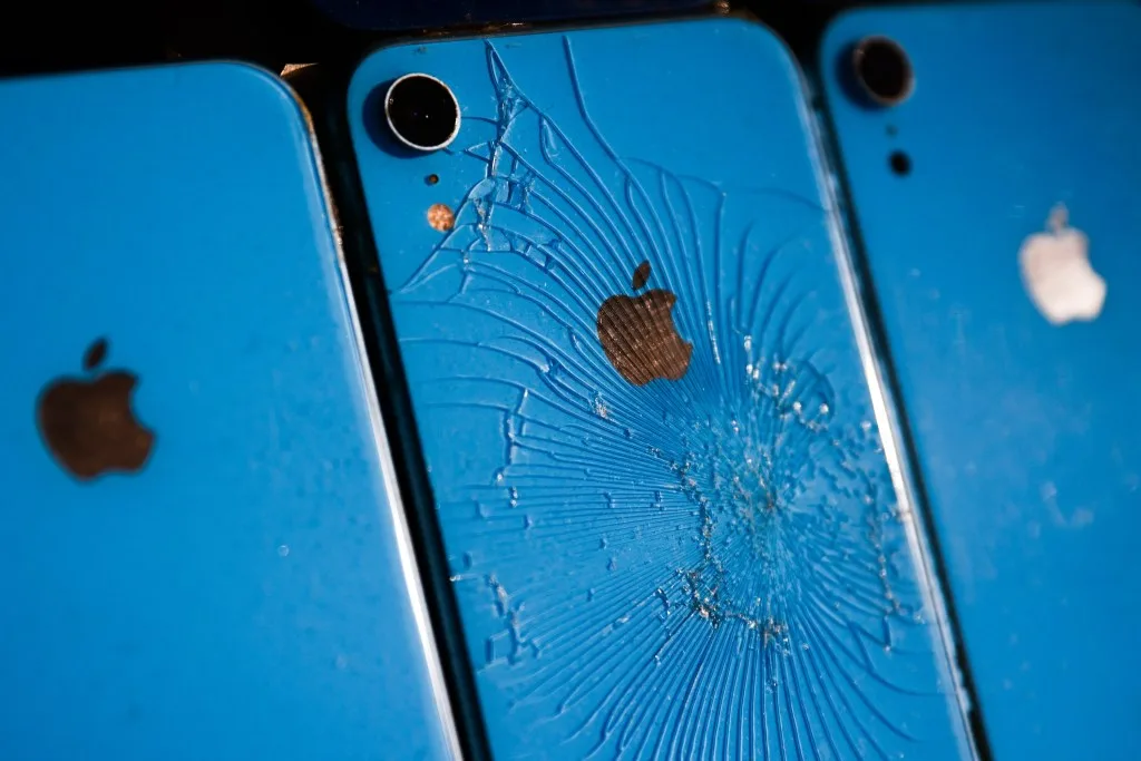 Dispozitive Apple cu ecrane deteriorate, evidențiind riscurile atacurilor cibernetice.