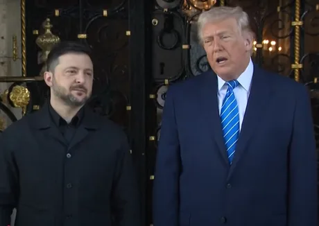 Donald Trump și Volodimir Zelenski discutând în fața unei clădiri impunătoare.