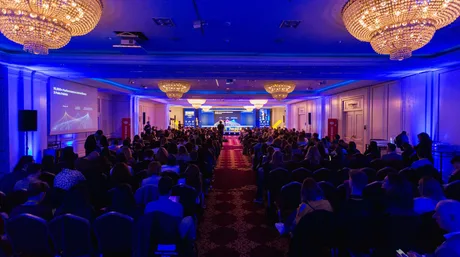 Sala plină de participanți la un eveniment de marketing digital.