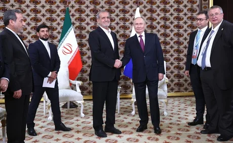 Întâlnire între oficiali iranieni și ruși, discutând despre cooperarea militară.