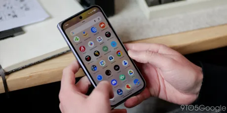 Utilizator Android navigând prin aplicații pe un smartphone modern.
