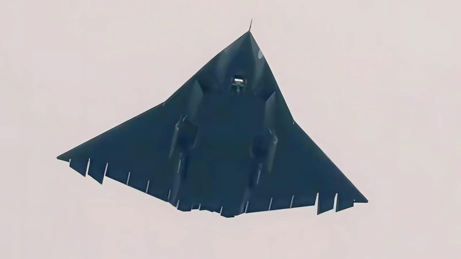 Prototipul J-36 în zbor, evidențiind designul său inovator și modificările recente.