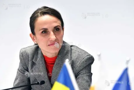 Oana Țoiu discutând despre cooperarea militară cu Italia.