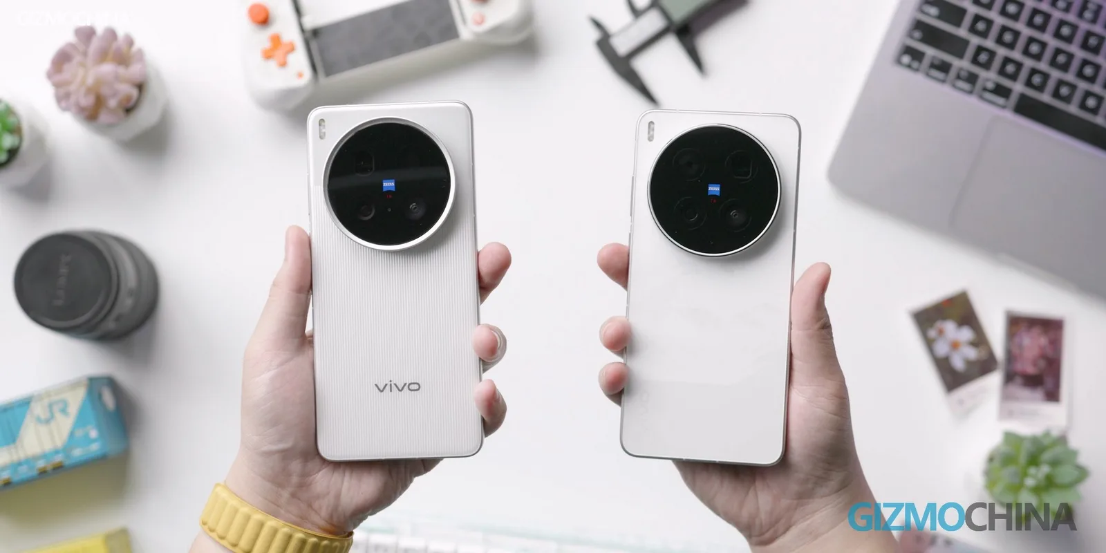 Două smartphone-uri Vivo prezentate pe un birou modern, cu accesorii în fundal.