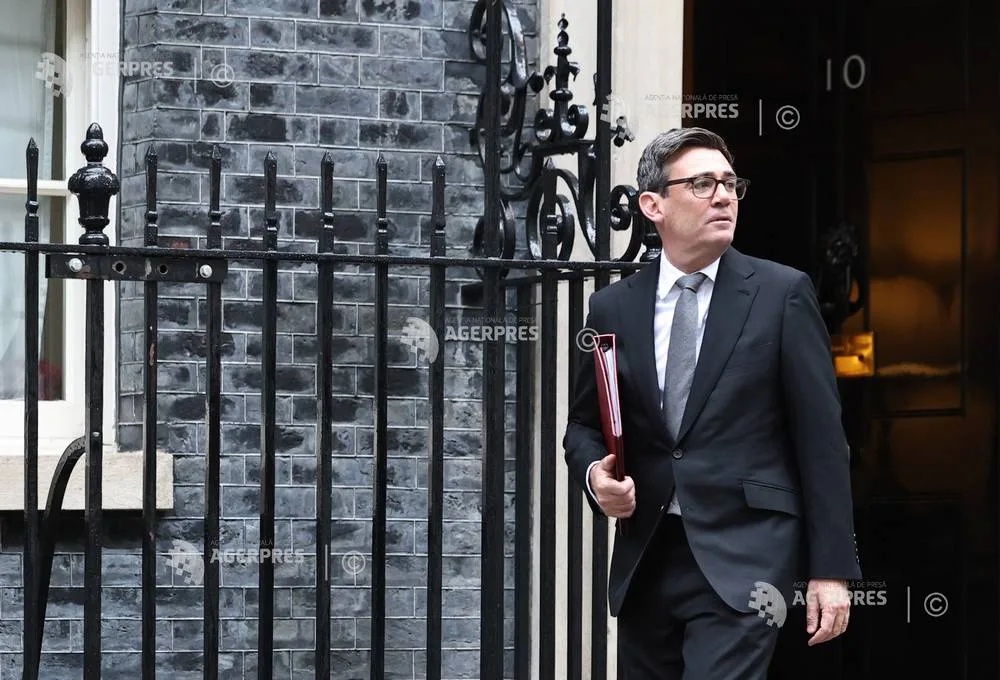 Premierul britanic Andy Burnham discutând despre relația cu Uniunea Europeană.