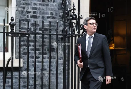 Premierul britanic Andy Burnham discutând despre relația cu Uniunea Europeană.