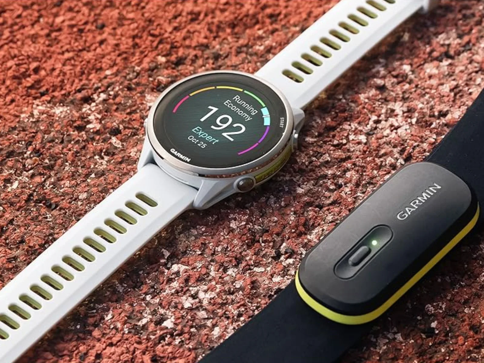 Ceas inteligent Garmin pe o suprafață de antrenament, evidențiind datele de fitness.
