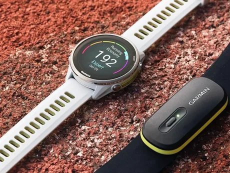 Ceas inteligent Garmin pe o suprafață de antrenament, evidențiind datele de fitness.