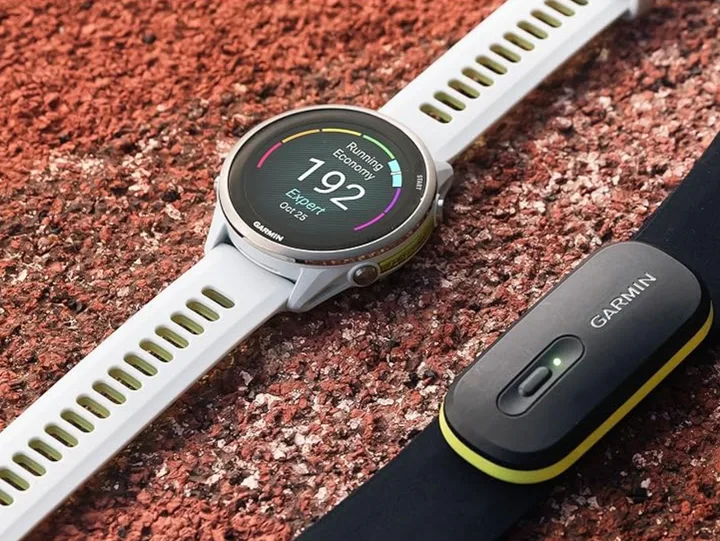 Ceas inteligent Garmin pe o suprafață de antrenament, evidențiind datele de fitness.