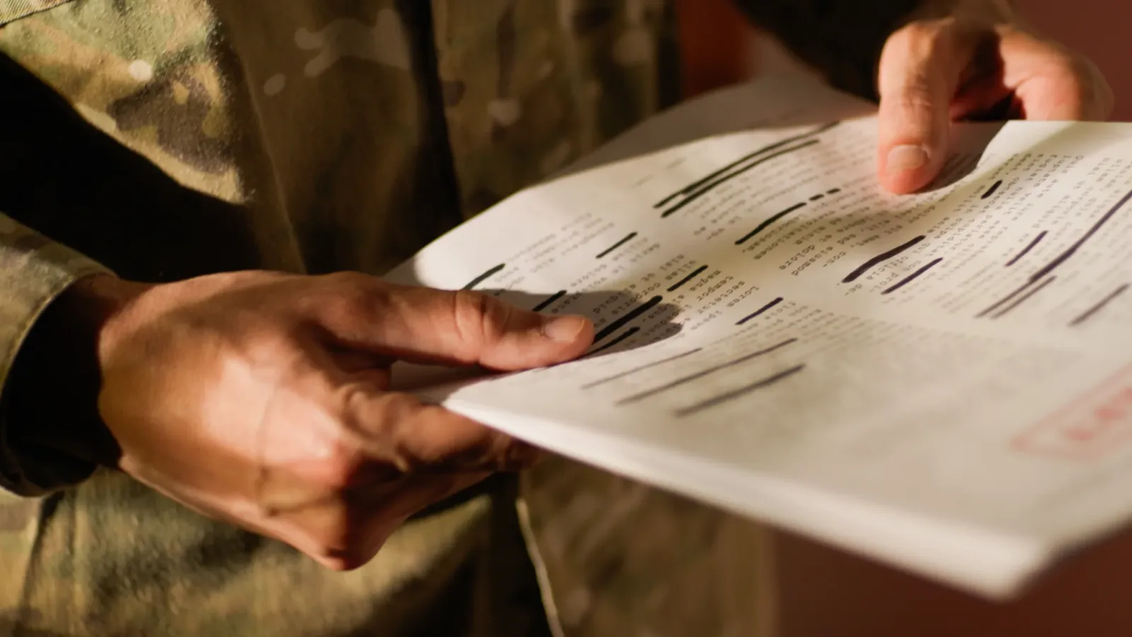 Analiză a pariurilor pe informații militare confidențiale și riscurile asociate.