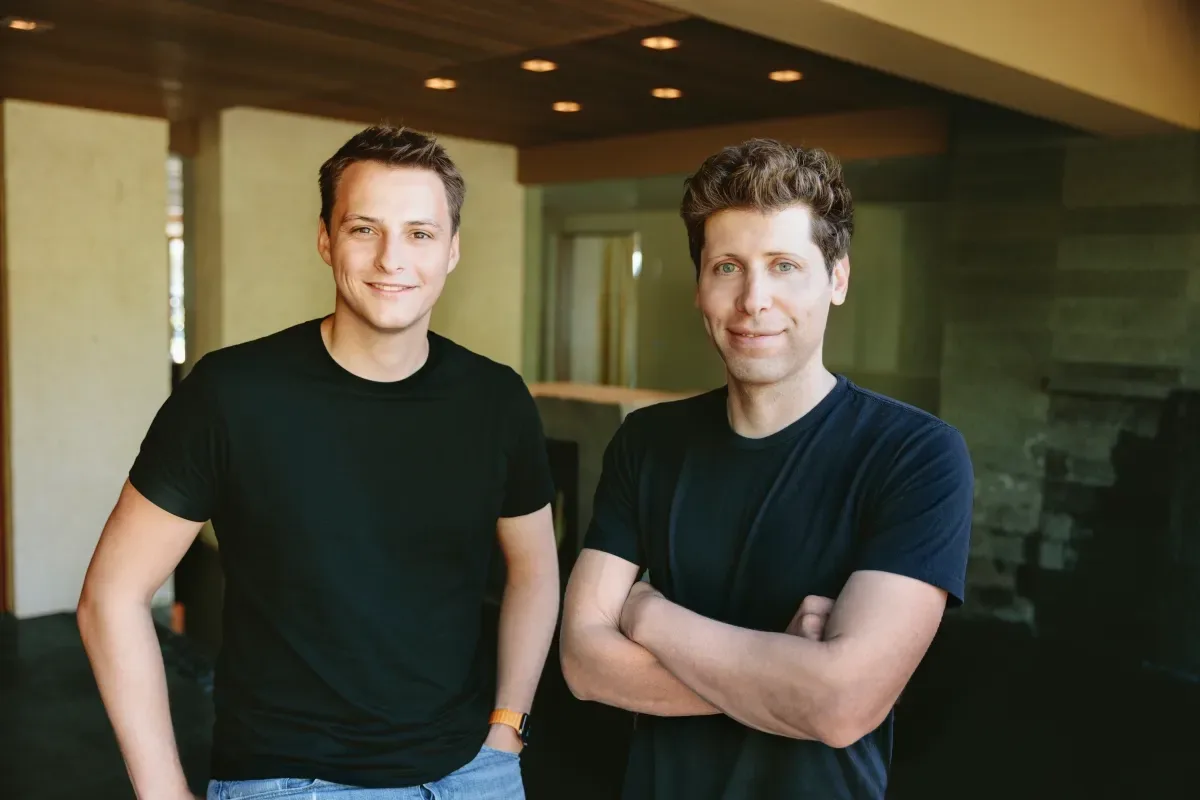 Sam Altman și echipa sa discutând despre viitorul tehnologiei biometrice.
