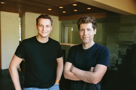 Sam Altman și echipa sa discutând despre viitorul tehnologiei biometrice.